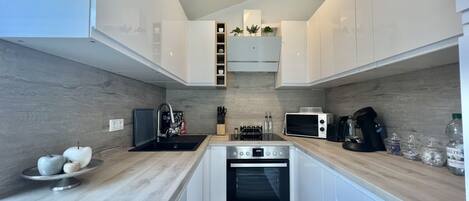 Kühlschrank, Mikrowelle, Ofen, Herdplatte