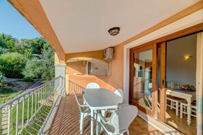 Apartemen, 3 kamar tidur, balkon | Tempat makan outdoor