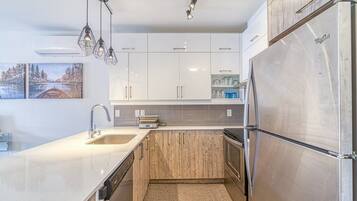 Réfrigérateur, plaque de cuisson, grille-pain