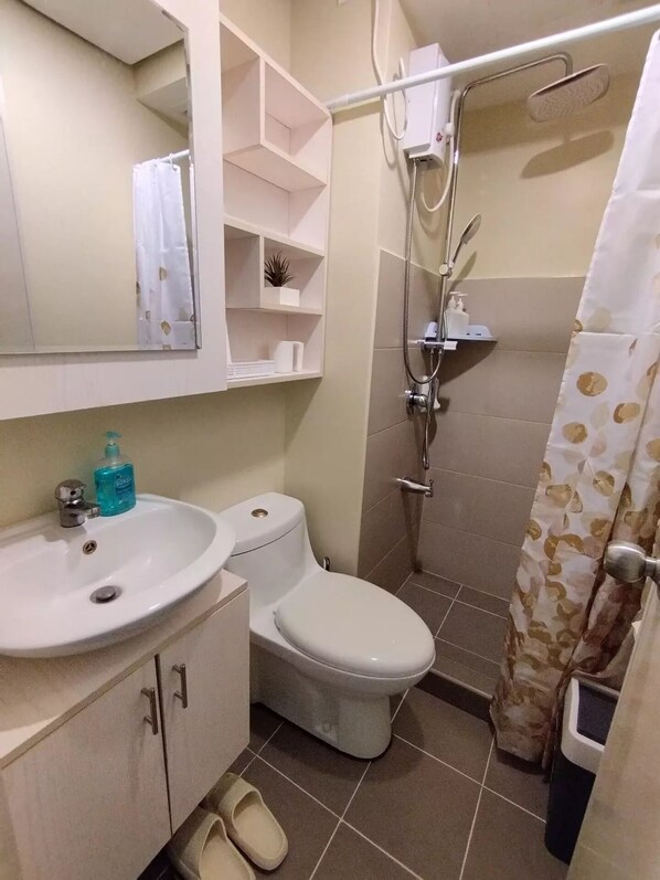 Jetted bath, hair dryer, towels, soap