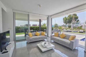 Bungalow, 3 chambres, piscine privée, vue jardin | Coin séjour