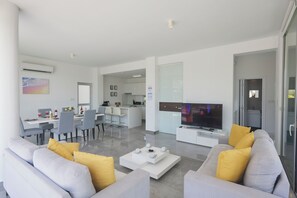 Bungalow, 3 slaapkamers, privézwembad, uitzicht op tuin | Woonruimte