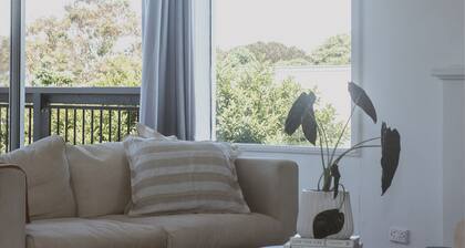 Victoria St. Beach House, Coffs Jetty
5 Bedroom PET FRIENDLY Airconditioned