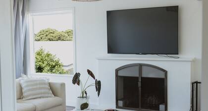 Victoria St. Beach House, Coffs Jetty
5 Bedroom PET FRIENDLY Airconditioned