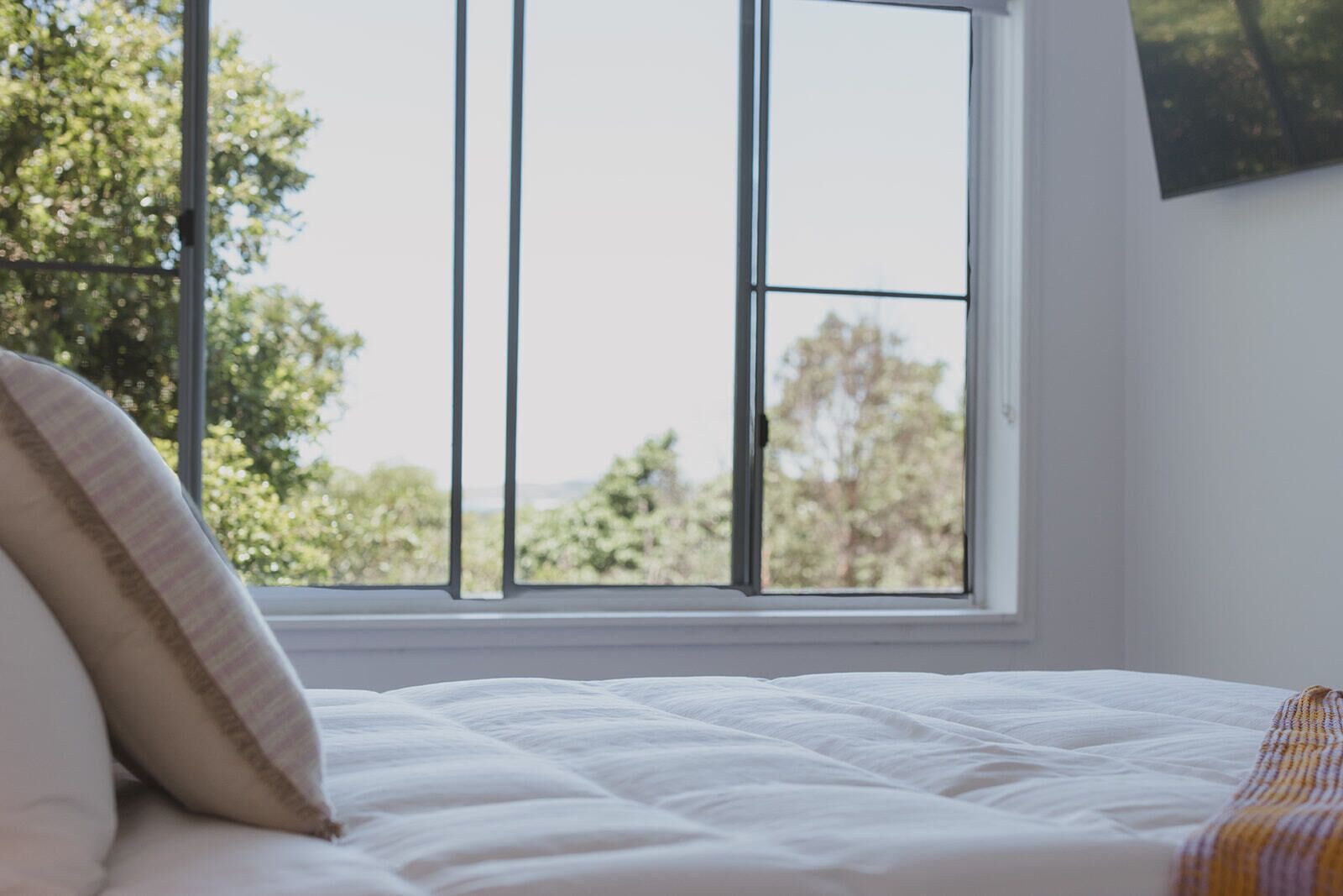 5 bedrooms, iron/ironing board, WiFi, bed sheets