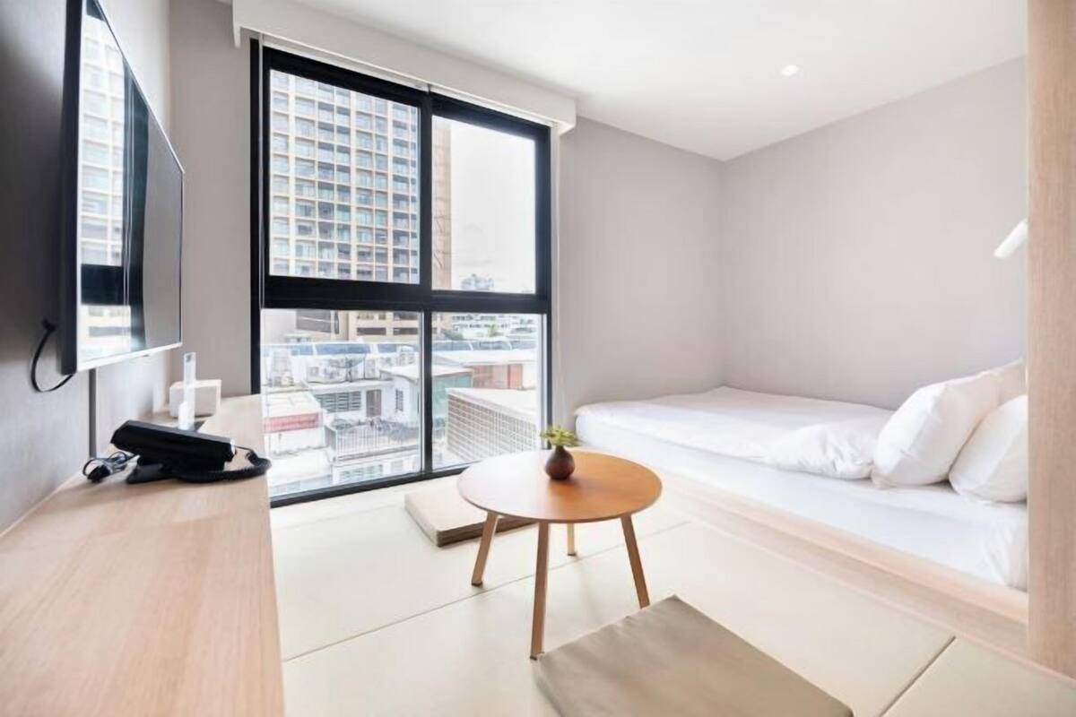 Minibar, in-room safe, WiFi (free), bed sheets