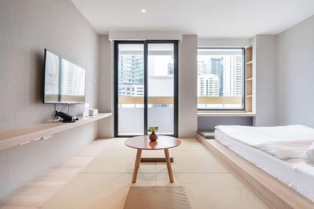 Minibar, in-room safe, WiFi (free), bed sheets