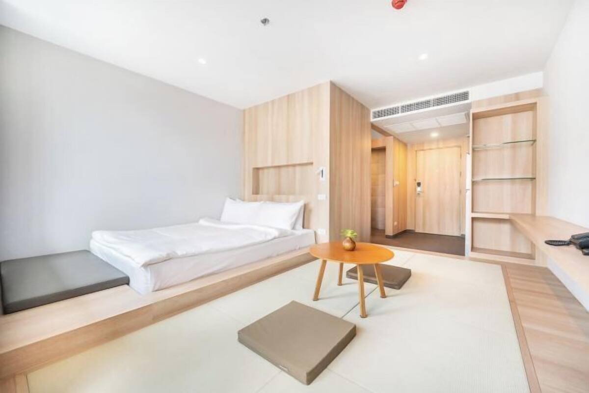 Minibar, in-room safe, WiFi (free), bed sheets