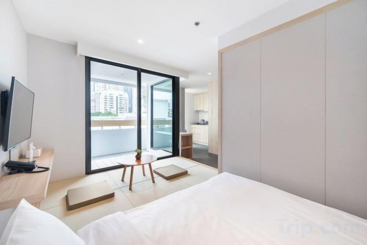 Minibar, in-room safe, WiFi (free), bed sheets