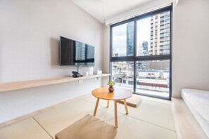 Basic-Doppelzimmer, 1 Queen-Bett | Minibar, Zimmersafe, kostenloses WLAN, Bettwäsche