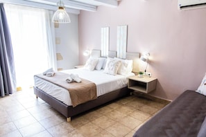 A hotel room with a bed, bedside tables, a lamp, and artwork on the wall. - Mysigt Villa - Next To Platanias, 2min From Beach (Platanias)