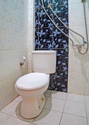 Standard Double Room | Bathroom | Shower, towels
