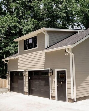 Exterior - Chic Haven: The Artisanal Carriage House (Nashville)