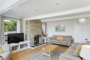 TV, DVD player, books, stereo