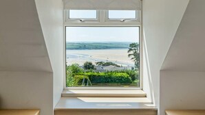A room with a skylight window overlooking a beach. - Beautiful Home with Pool Overlooking Camel Estuary (Wadebridge)