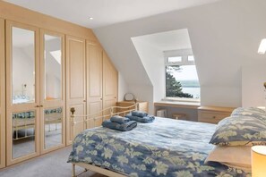 5 bedrooms, desk, iron/ironing board, WiFi - Beautiful Home with Pool Overlooking Camel Estuary (Wadebridge)