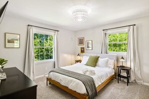 5 bedrooms, desk, iron/ironing board, travel cot