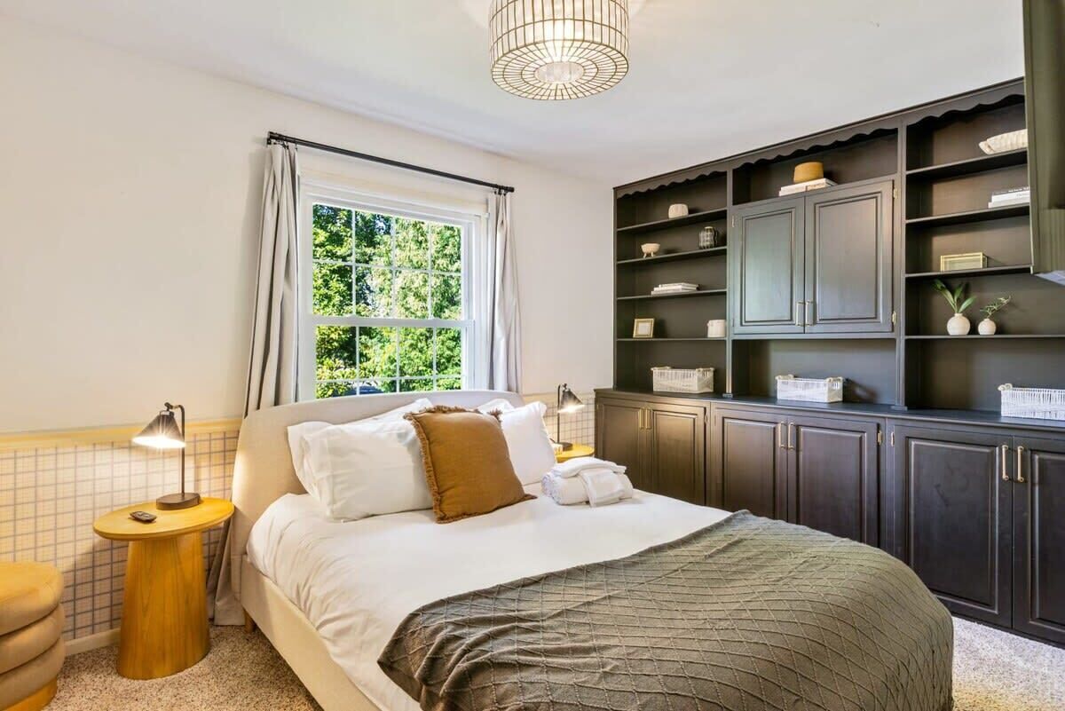 5 bedrooms, desk, iron/ironing board, travel crib