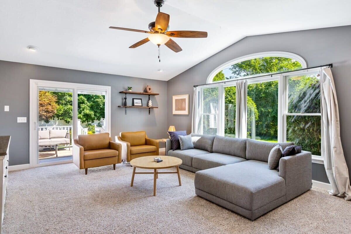 TV, fireplace, offices, computer monitors