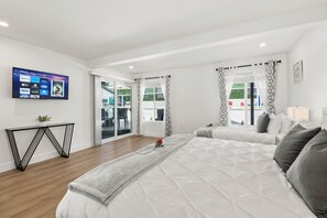 7 makuuhuonetta, työpöytä, silitysrauta/-lauta, vauvan matkasänky