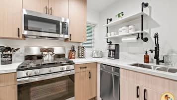 KĂŒhlschrank, Mikrowelle, Ofen, Herdplatte