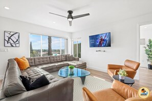 Smart-TV, Videospiele, Tischfußball, Tischtennisplatte