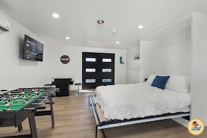 7 Schlafzimmer, Schreibtisch, Bügeleisen/Bügelbrett, Reisekinderbett