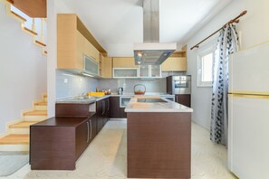 Villa, 2 Bedrooms, Balcony, City View | Private kitchen