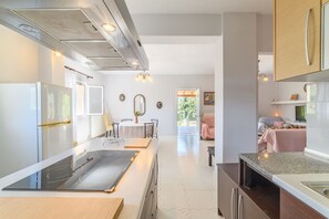 Villa, 2 Bedrooms, Balcony, City View | Private kitchen