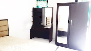 Une chambre à coucher avec un lit, une armoire et un miroir.