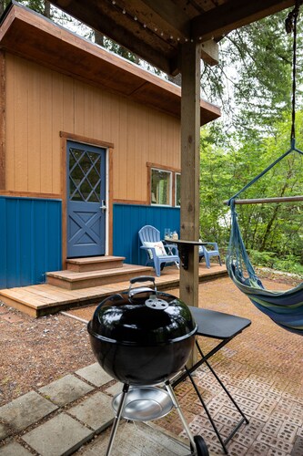 CreeksideCabin at Mt.Rainier dog friendlyFreshOrganicEggs