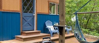 CreeksideCabin at Mt.Rainier dog friendlyFreshOrganicEggs