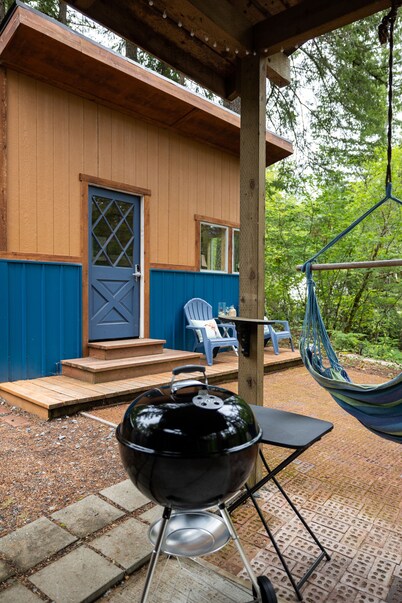 CreeksideCabin at Mt.Rainier dog friendlyFreshOrganicEggs