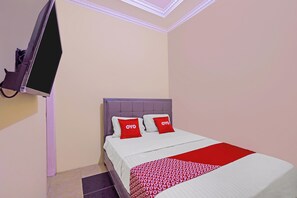 Standard Double Room | Soundproofing, free WiFi, bed sheets - Hotel O Alnindo Makaliwe (Jakarta)