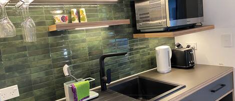 Een koelkast, een microgolfoven, een waterkoker, een broodrooster