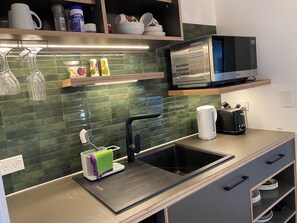 Fridge, microwave, electric kettle, toaster - Self-contained 3-room Cottage right on the Mahurangi Waterfront. (Mahurangi West)