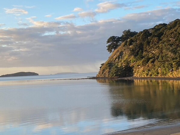 Beach - Self-contained 3-room Cottage right on the Mahurangi Waterfront. (Mahurangi West)