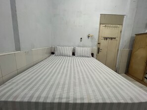 Standard Double Room | Free WiFi, bed sheets - Hotel O Oma Homestay (Makassar)