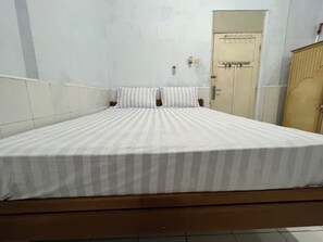 Standard Double Room | Free WiFi, bed sheets - Hotel O Oma Homestay (Makassar)