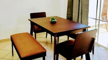 House, 2 Bedrooms, Patio | Tempat makan