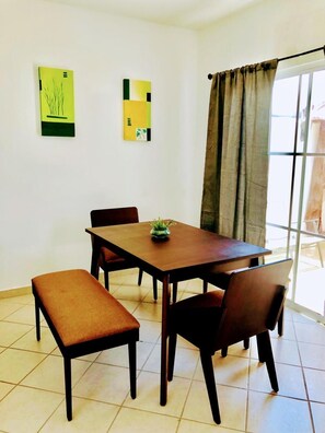 House, 2 Bedrooms, Patio | Tempat makan