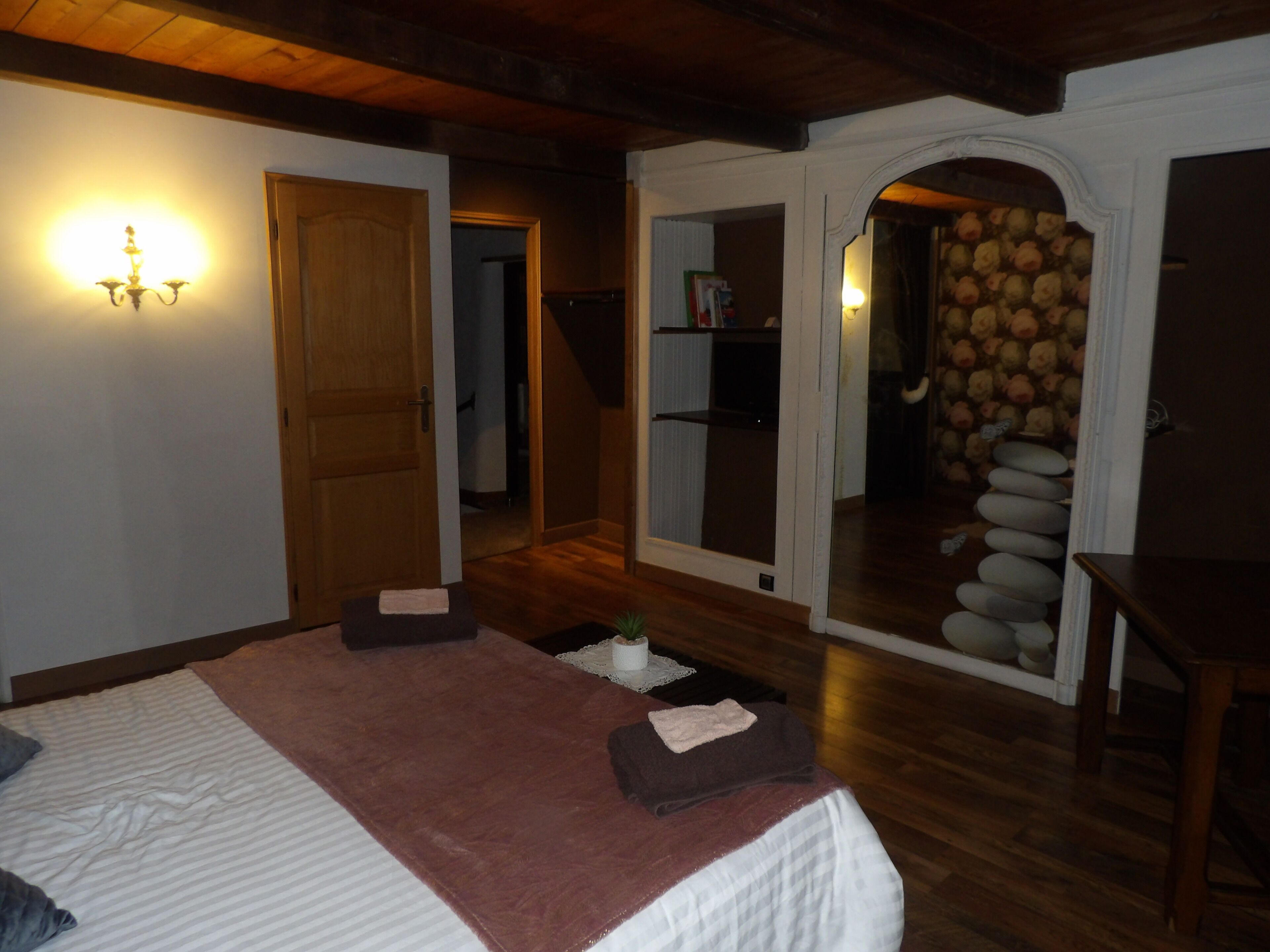 Literie hypoallergénique, coffres-forts dans les chambres