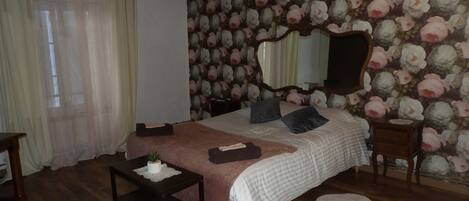 Comfort-Zimmer | Allergikerbettwaren, Zimmersafe, individuell dekoriert