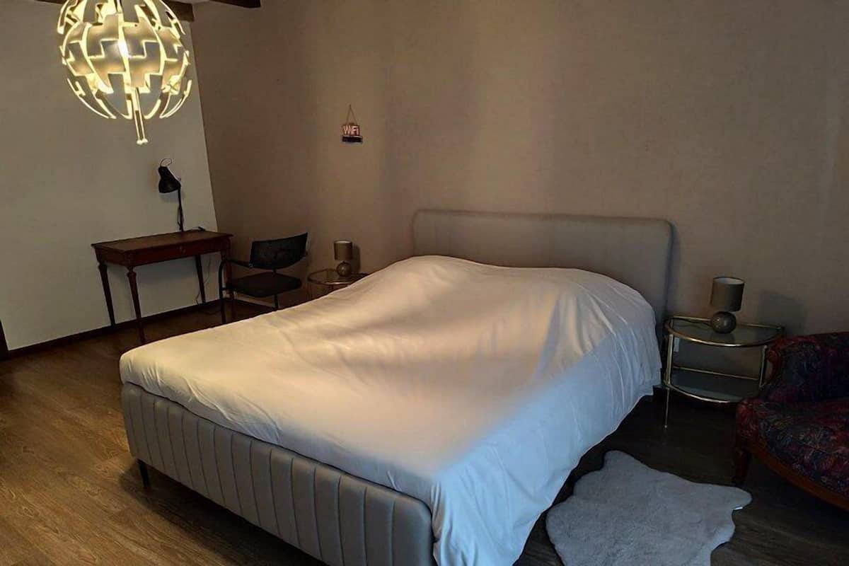 Chambre | Literie hypoallergénique, coffre-fort pour ordinateur portable, bureau
