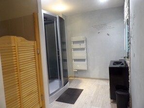 Room | Bathroom | Free toiletries, towels, soap, shampoo - L'auberge du moulin à grains (Ménil-la-Horgne)