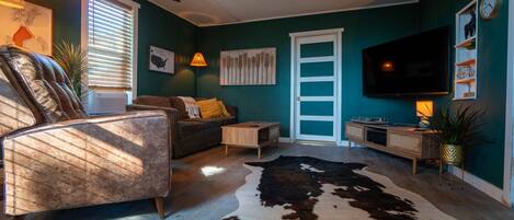 Een smart-tv, boeken, een muziekbibliotheek en een stereo