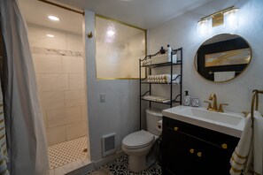 Shower, hair dryer, towels, soap - The Green House - Minutes from the Entrance to Crater Lake National Park (Fort Klamath)