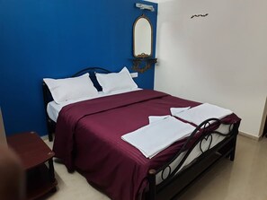 3 habitaciones, tabla de planchar con plancha, wifi y ropa de cama 
