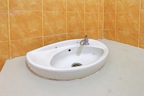 Habitación doble Deluxe | Baño | Regadera y toallas 