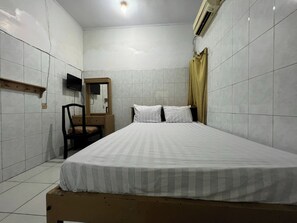 Deluxe Double Room | Soundproofing, iron/ironing board, free WiFi, bed sheets - OYO 92675 Hotel Rosna (Makassar)